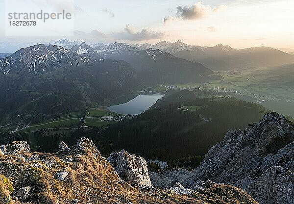 Abenstimmung  Haldensee und Tannheimer Berge  Allgäuer Alpen  Tirol  Österreich  Europa