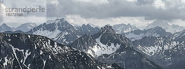 Dramatische Berge in den Allgäuer Alpen mit Schnee  Tirol  Österreich  Europa