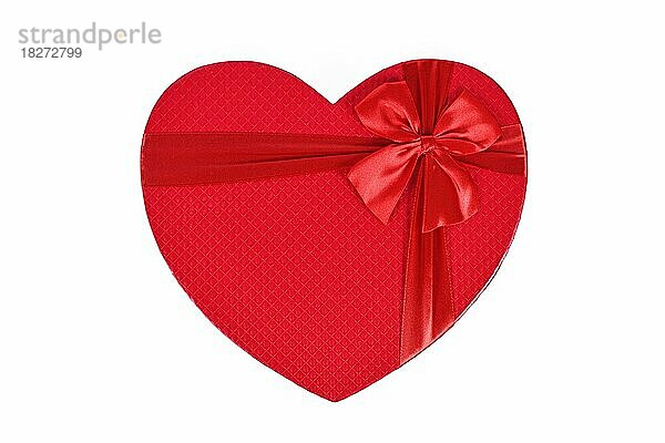 Draufsicht auf rote herzförmige Valentinstag-Geschenkbox auf weißem Hintergrund
