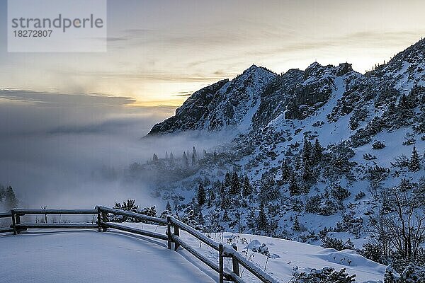 Berg Hang mit Schnee bei Sonnenaufgang mit Wolken und klarem Himmel und Hochnebel  Blick auf Lacherspitze  Seewandköpfl  Wildalpjoch  Kaeserer Wand  Soinhütte  Soinwand  Wendelstein  Oberaudorf  Bayern  Deutschland  Europa