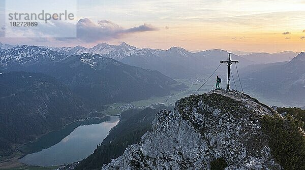 Abendstimmung  Luftaufnahme  Bergpanorama mit Haldensee  Berge Rote Flüh und Gimpel  Tannheimer Bergen  Allgäuer Alpen  Tirol  Österreich  Europa