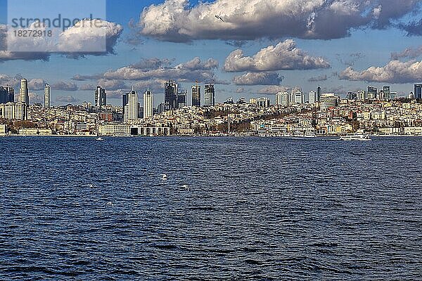 Wohnviertel und Bürotürme am Bosporus  Skyline von ?i?li  Be?ikta?  Istanbul  Türkei  Asien