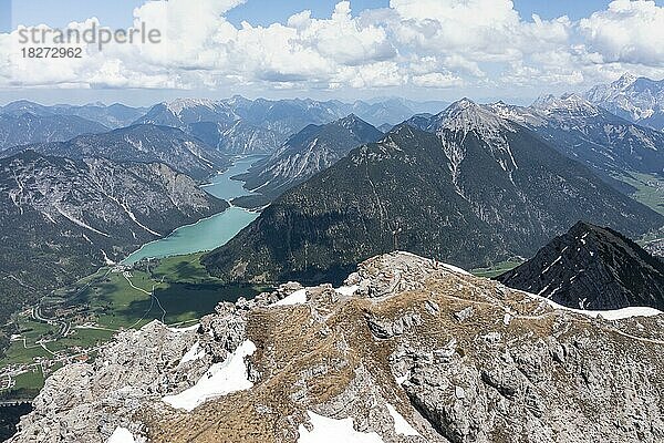 Luftaufnahme  Bergpanorama  Ausblick vom Thaneller auf den Plansee und östliche Lechtaler Alpen  Tirol  Österreich  Europa