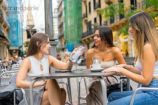 Freunde genießen einen Nachmittag auf der Terrasse einer Cafeteria