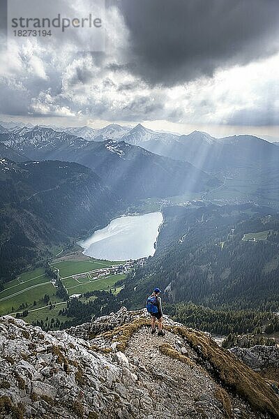 Abendstimmung  Bergsteigerin auf Wanderweg  blickt auf Haldensee  Tannheimer Bergen  Allgäuer Alpen  Tirol  Österreich  Europa