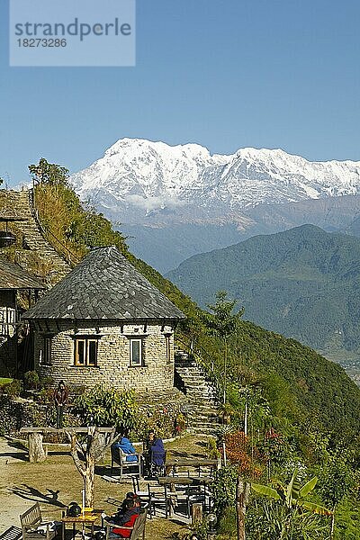 Traditionelles Bergdorf um Sarangkot  hinten die Annapurna Bergkette im Himalaya  Provinz Gandaki  Distikt Kaski  Nepal  Asien