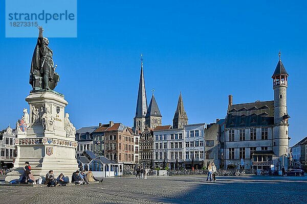 Vrijdagmarkt-Platzes mit Jacob Van Arteveld-Skulptur (links)  traditionellen Wohnhäusern in der Altstadt und mit dem kleinen Toreken-Turm (rechts)  Gent  Ostflandern  Flandern  Vlaanderen  Belgien  Europa