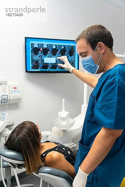 Zahnklinik  die Ärzte erklären der Patientin  wie ihre Zähne in der Revision sind