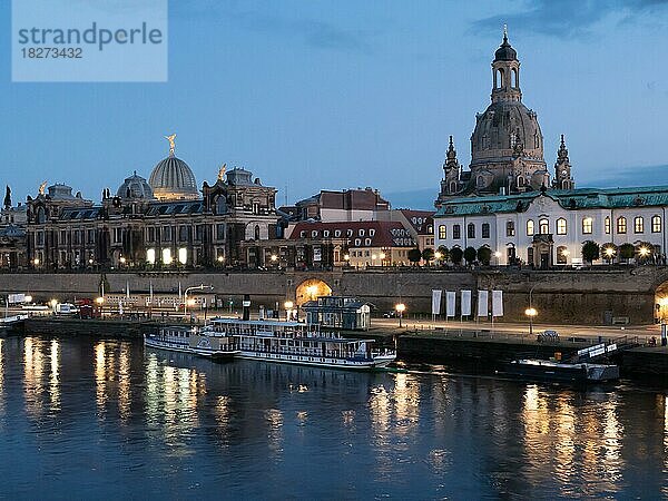 Die abendliche Atmosphäre der Elbe und der Brühlschen Terrasse  dahinter die Frauenkirche Dresden  Dresden  Sachsen  Deutschland  Europa