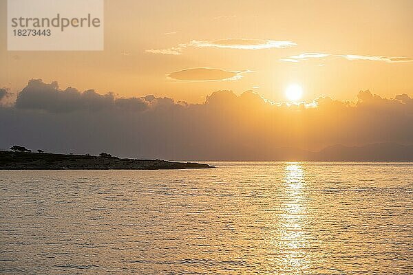 Sonnenuntergang über dem Meer  Südliche Ägäis  Griechenland  Europa