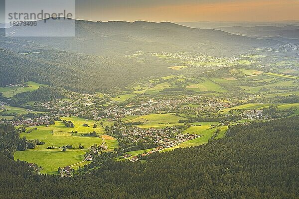 Die KIeinstadt Lam zur goldenen Stunde am Abend  Blick vom Berg Osser auf den Ort und die umgebende Landschaft  Lamer Winkel  Bayerischer Wald  Bayern  Deutschland  Europa