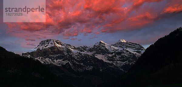 Dramatischer Sonnenuntergang  Alpenglühen  Sarnen  Obwalden  Schweiz  Europa
