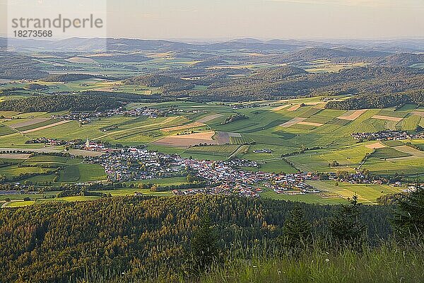 Blick vom Berg Hoher Bogen auf den Ort Neukirchen beim Heiligen Blut und die umgebende Landschaft  Abendstimmung  Lamer Winkel  Bayerischer Wald  Bayern  Deutschland  Europa