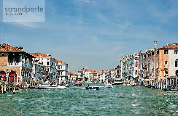Boote und Gondeln auf dem Canale Grande  Venedig  Venedig  Italien  Europa