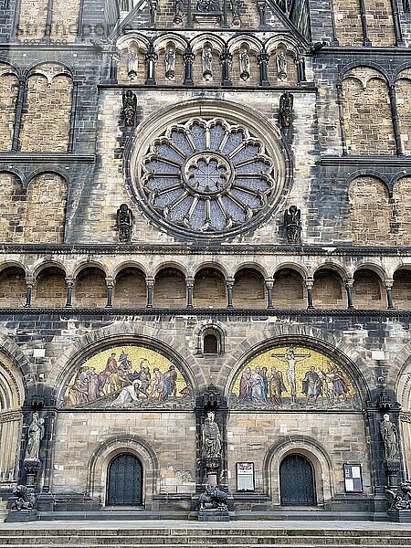 Der untere Teil der Kirche St. Petri Dom Bremen  Freie Hansestadt Bremen  Bremen  Deutschland  Europa