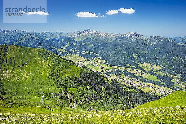Panorama vom Fellhorn  2038m  über das Kleine Walsertal zum Hoher Ifen  2230m  das Gottesackerplateau und Toreck  2016m  Allgäu  Vorarlberg  Österreich  Europa
