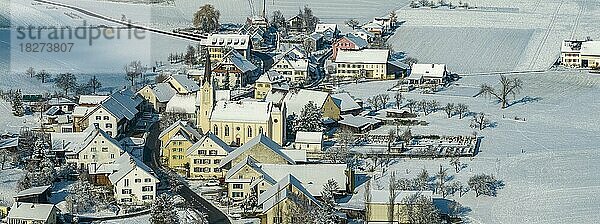 Dorfpanorama mit Schnee mit Kirche St. Martin  Luftaufnahme  Kilchberg  Baselland  Schweiz  Europa
