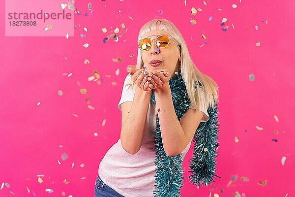 Geburtstag Konfetti Party mit Sonnenbrille  blonde kaukasische Mädchen auf rosa Hintergrund Studio