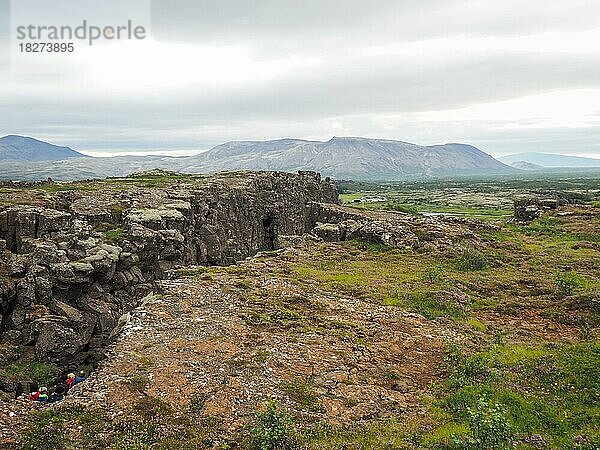 Schlucht durch auseinanderdriftende Nordamerikanische und Eurasische Kontinentalplatte  Thingvellir  Pingvellir Nationalpark  Golden Circle  Island  Europa