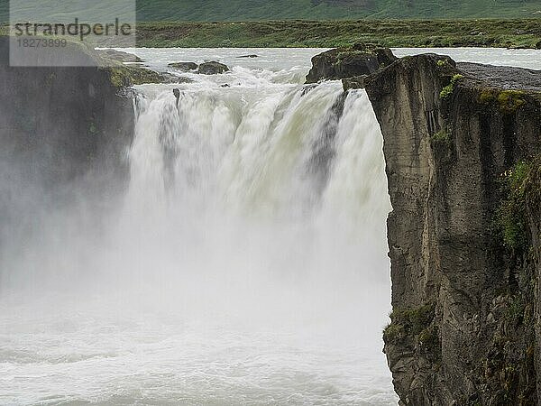 Wasserfall Godafoss  Wasserfall der Götter  Fluss Skjalfandafljot  Laugar  Gemeinde Pingeyjarsveit  Island  Europa