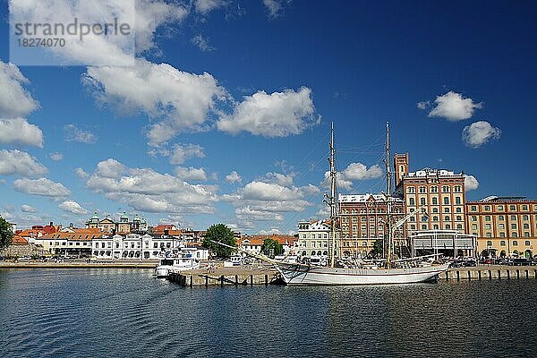 Segelschiff und Schiffsanleger  Sommer  Kalmar  Schweden  Europa