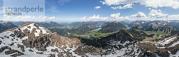 Luftaufnahme  Bergpanorama  Ausblick vom Thaneller auf den Plansee und östliche Lechtaler Alpen  Tirol  Österreich  Europa