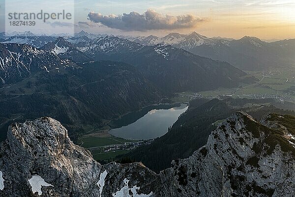 Abendstimmung  Luftaufnahme  Bergpanorama mit Haldensee  Tannheimer Bergen  Allgäuer Alpen  Tirol  Österreich  Europa