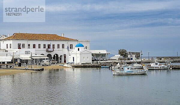 Alter Hafen von Mykonos mit Rathaus und Kirche des Heiligen Nikolaos von Kadena  Fischerboote  Mykonos-Stadt  Mykonos  Kykladen  Griechenland  Europa