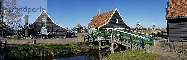 Panoramafoto von Traditionelles altes Bauernhaus und Brücke über einen Kanal im Museumsdorf Zaanse Schans  Gemeinde Zaanstad  Noord-Holland  Holland  Niederlande  Europa