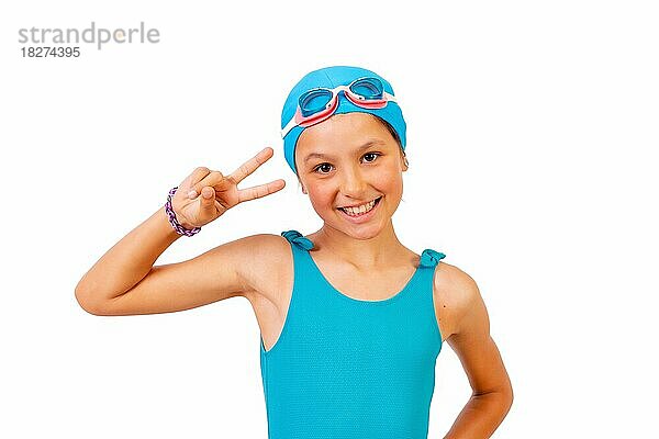 Porträt von Mädchen mit Badeanzug und Taucherbrille für den Schwimmunterricht im Schwimmbad machen den Sieg Symbol. Weißer Hintergrund