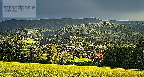 Blick auf die Kleinstadt Lam und die umgebende Landschaft  dramatische Lichtstimmung mit dunklen Wolken und Sonnenschein nach Gewitter im Sommer  Panoramaformat  Lamer Winkel  Bayerischer Wald  Bayern  Deutschland  Europa