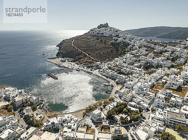 Luftaufnahme  Stadtansicht Astypalea mit Burg  Südlichen Sporaden  Ägäis  Griechenland  Europa
