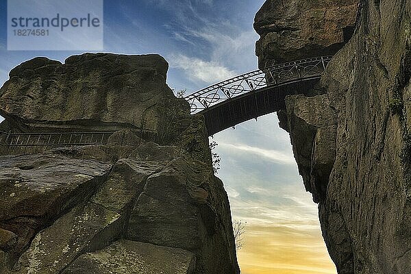 Kulturdenkmal Externsteine  Nahaufnahme mit Brücke  Abendhimmel  Blick von unten  Horn-Bad Meinberg  Teutoburger Wald  Nordrhein-Westfalen  Deutschland  Europa