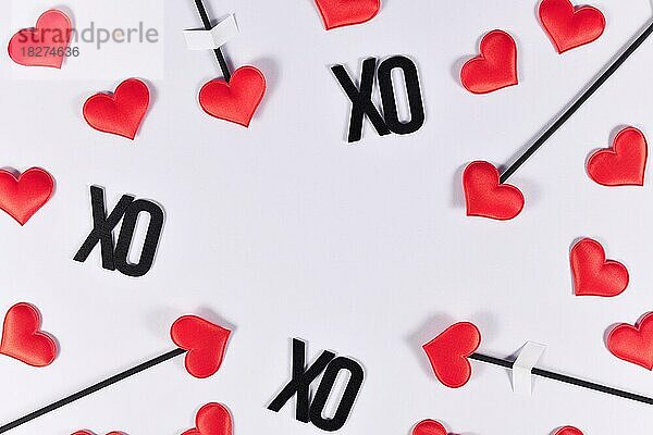 Valentinstag Grenze mit Amors Liebe Pfeile und Text XO auf weißem Hintergrund mit Kopie Raum