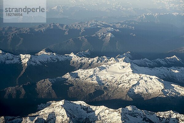 Berge im Morgenlicht  Alpen  Luftaufnahme  Österreich  Europa