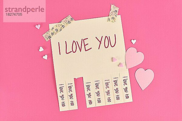 Valentinstag abreißen Stub Notiz mit Text Ich liebe dich und Antwort Ich liebe dich auch auf rosa Hintergrund mit Papier und Zucker Herzen