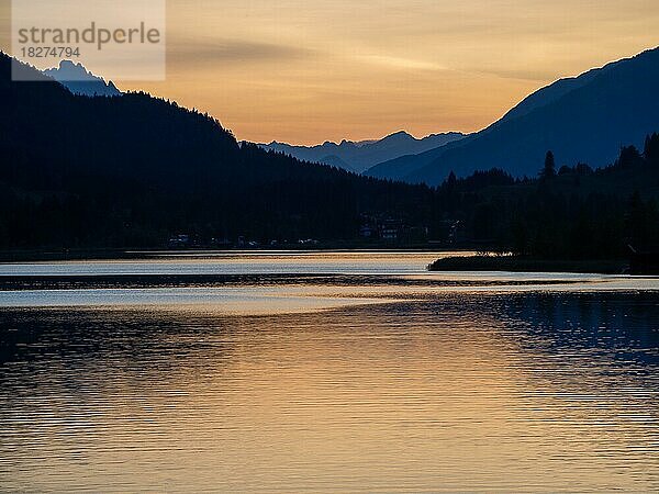 Abendstimmung bei Sonnenuntergang am Weißensee  höchster Badesee der Alpen  Kärnten  Österreich  Europa