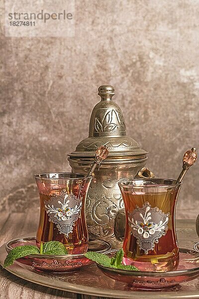 Tablett mit Gläsern und Servierkanne mit echtem maurischen Tee  trinkfertig mit Minzblättern