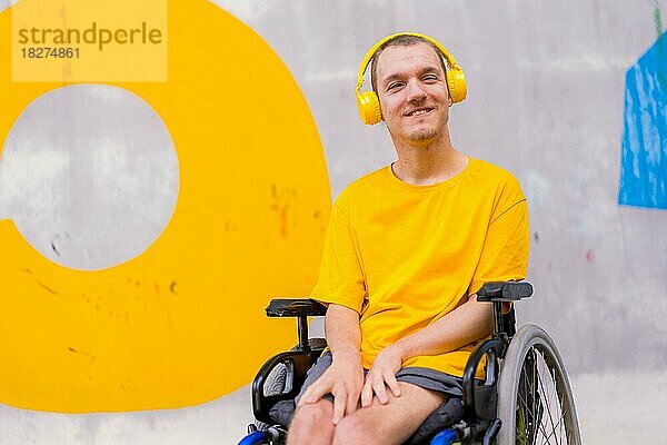 Behinderte Person im Rollstuhl hört Musik und lächelt