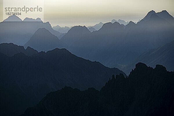Morgenlicht mit Dunst über Lechtaler Alpen  Namlos  Reutte  Lechtal  Außerfern  Tirol  Österreich  Europa