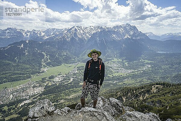 Wanderer  Gipfel der Kramerspitz  hinten Zugspitze  Bayern  Deutschland  Europa