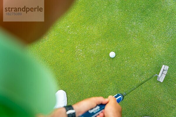 Mann beim Golfspiel  Detail eines Schlags mit dem Putter auf dem Grün  Ansicht von oben