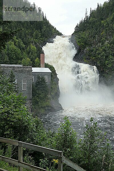 Wasserfall  Ouiatchouan Falls  Val Jalbert  Provinz Quebec  Kanada  Nordamerika