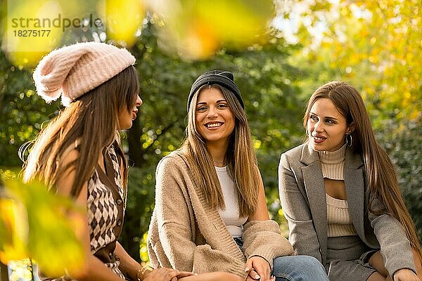 Frauen Freunde in einem Park im Herbst sorglos  modische Herbst Lebensstil mit positiver Energie