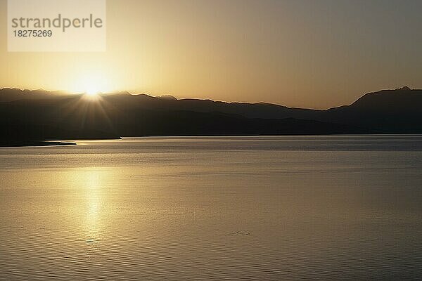 Sonnenaufgang über dem Song-Kol-See  Provinz Naryn  Kirgisistan