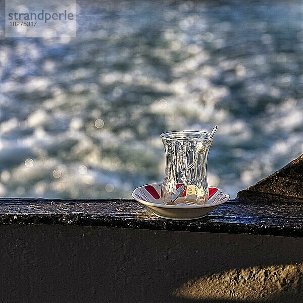 Leeres Glas  traditionelles Teeglas mit Löffel und Untertasse  türkischer Tee  Fähre auf dem Bosporus  Istanbul  Türkei  Asien