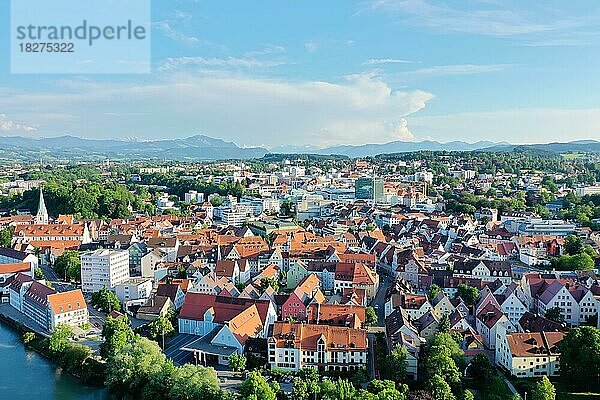 Luftbild der Altstadt von Kempten mit Blick auf die Alpen. Kempten  Schwaben  Bayern  Deutschland  Europa