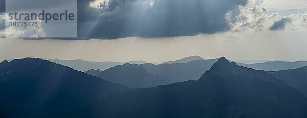 Bergsilhouetten  Dramatische Berge in den Allgäuer Alpen mit Schnee  Tirol  Österreich  Europa