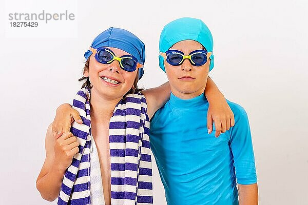 Geschwister  die sich in ihren Badeanzügen für den Schwimmunterricht im Schwimmbad umarmen. Weißer Hintergrund