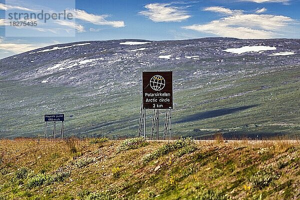 Schild in karger Landschaft zeigt Entfernung zum Arctic Circle Center  sonniges Wetter  Saltfjellet?Svartisen?Nationalpark  Rana  Nordland  Norwegen  Europa